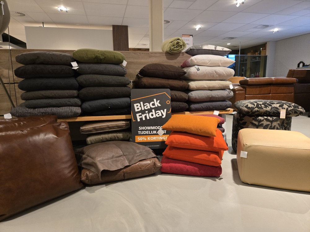 diverse kussens en poefen